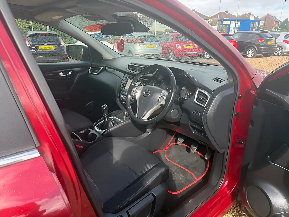 Used 2015 Nissan Qashqai N-Tec+ Red - Interior and Exterior details 9