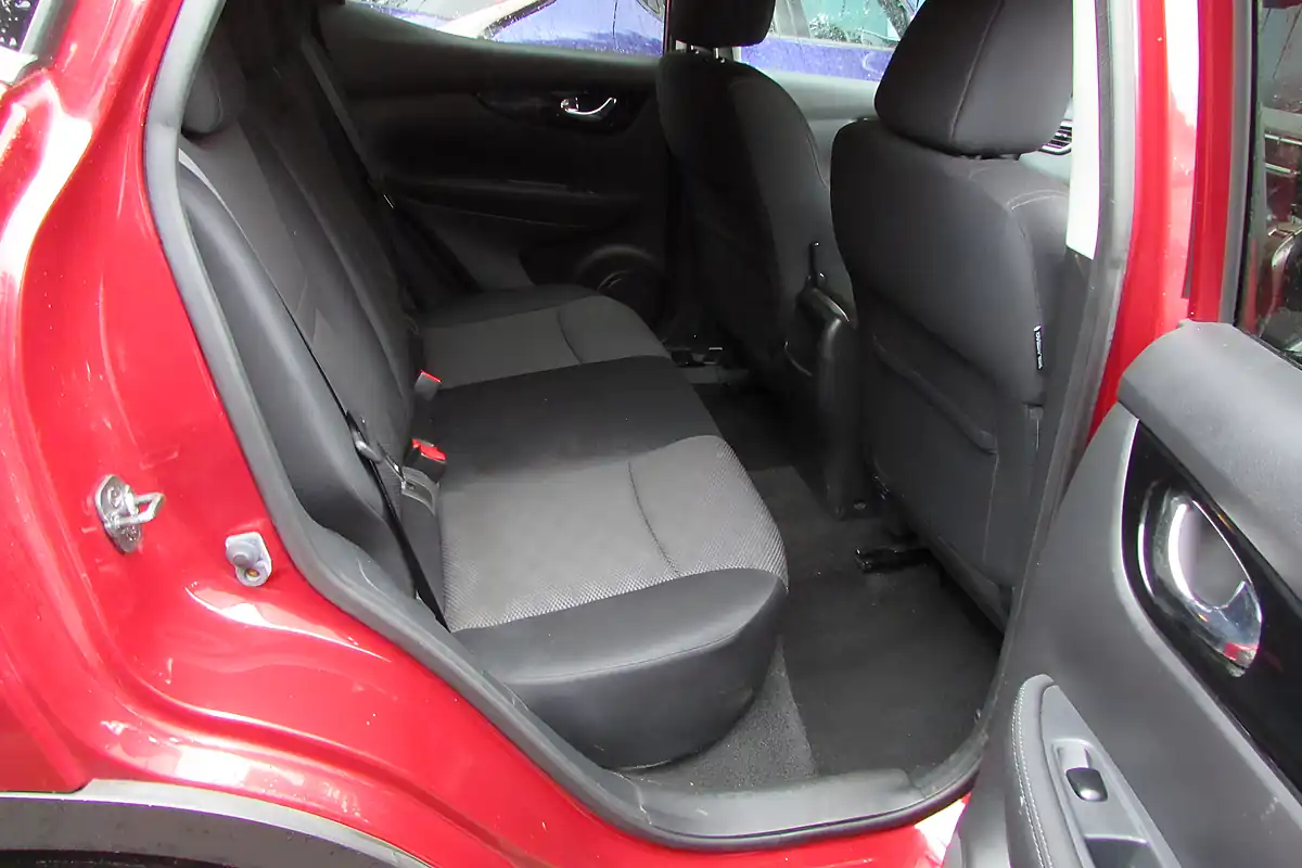 Used 2015 Nissan Qashqai N-Tec Red - Interior and Exterior details 10