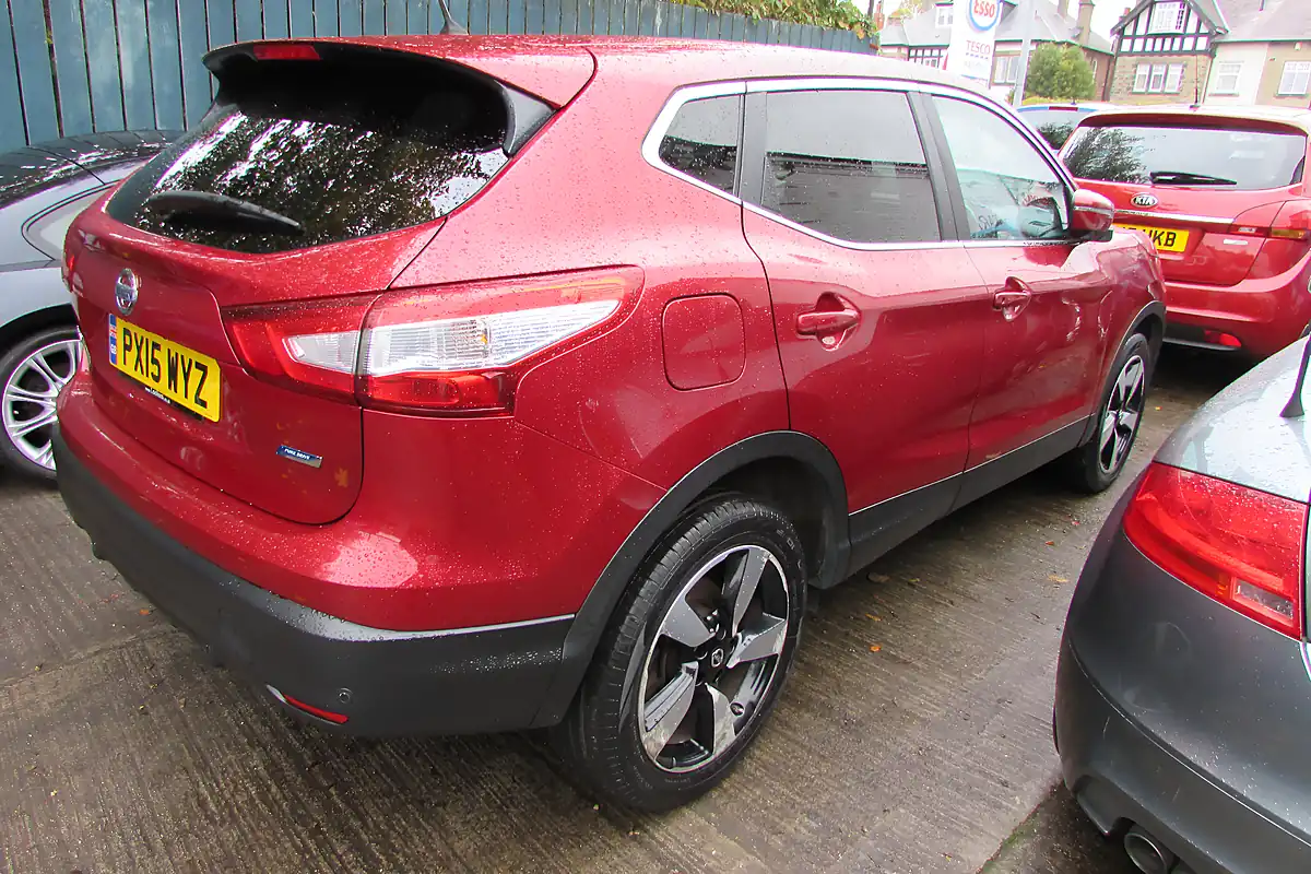 Used 2015 Nissan Qashqai N-Tec Red - Interior and Exterior details 3