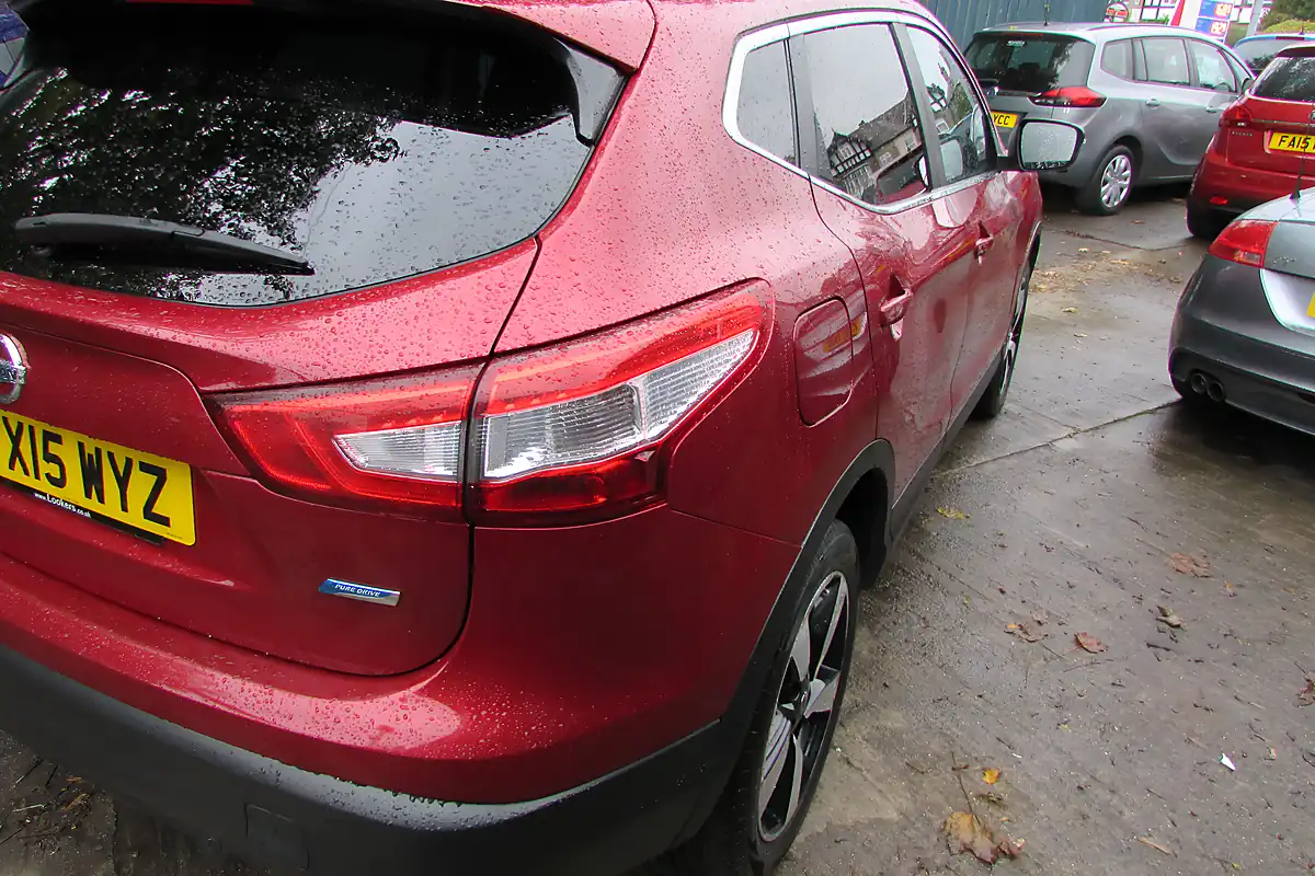 Used 2015 Nissan Qashqai N-Tec Red - Interior and Exterior details 4