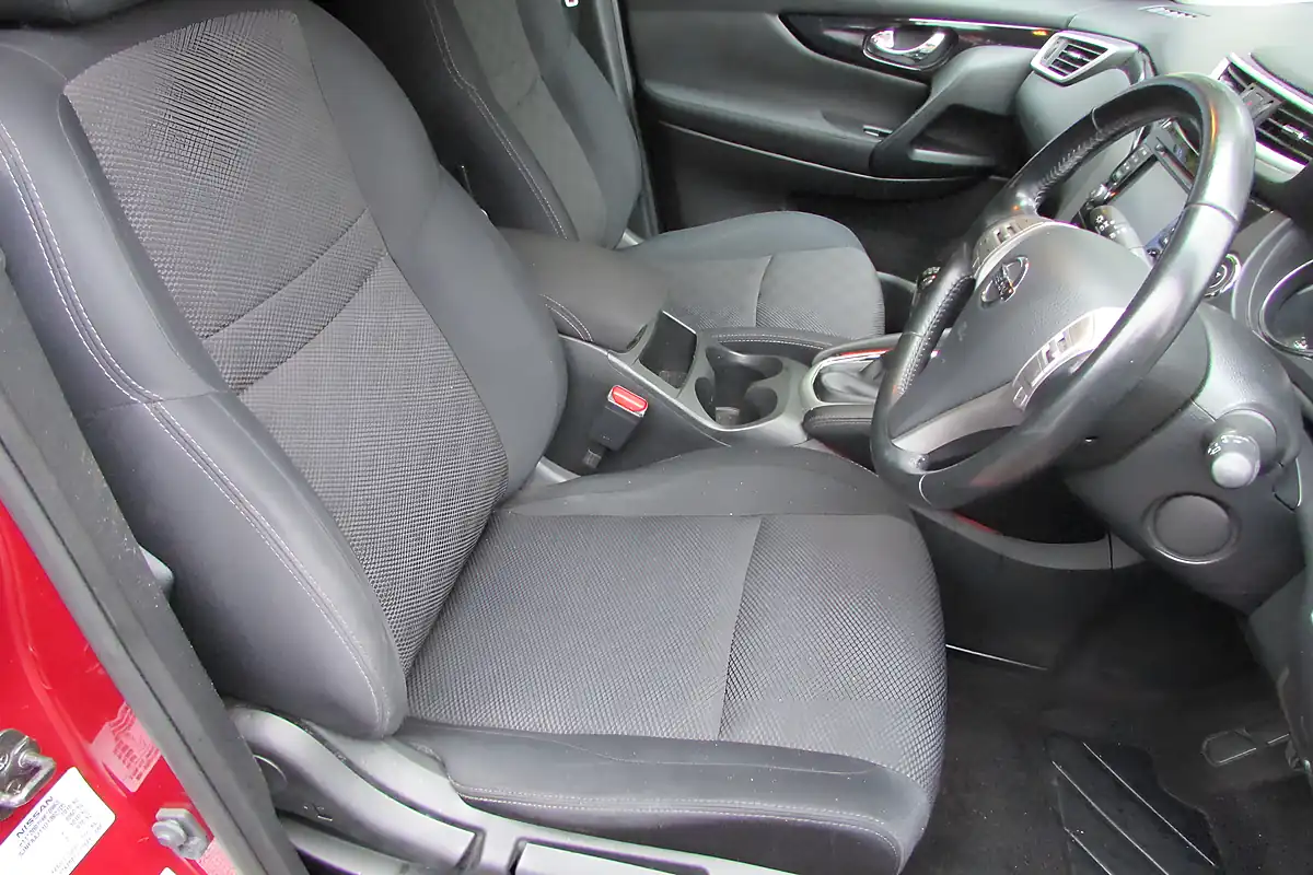 Used 2015 Nissan Qashqai N-Tec Red - Interior and Exterior details 8