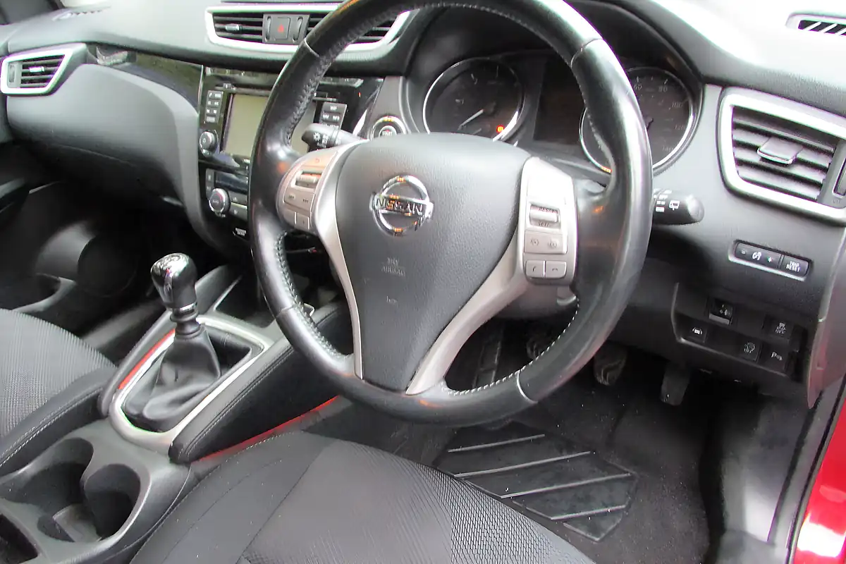 Used 2015 Nissan Qashqai N-Tec Red - Interior and Exterior details 9