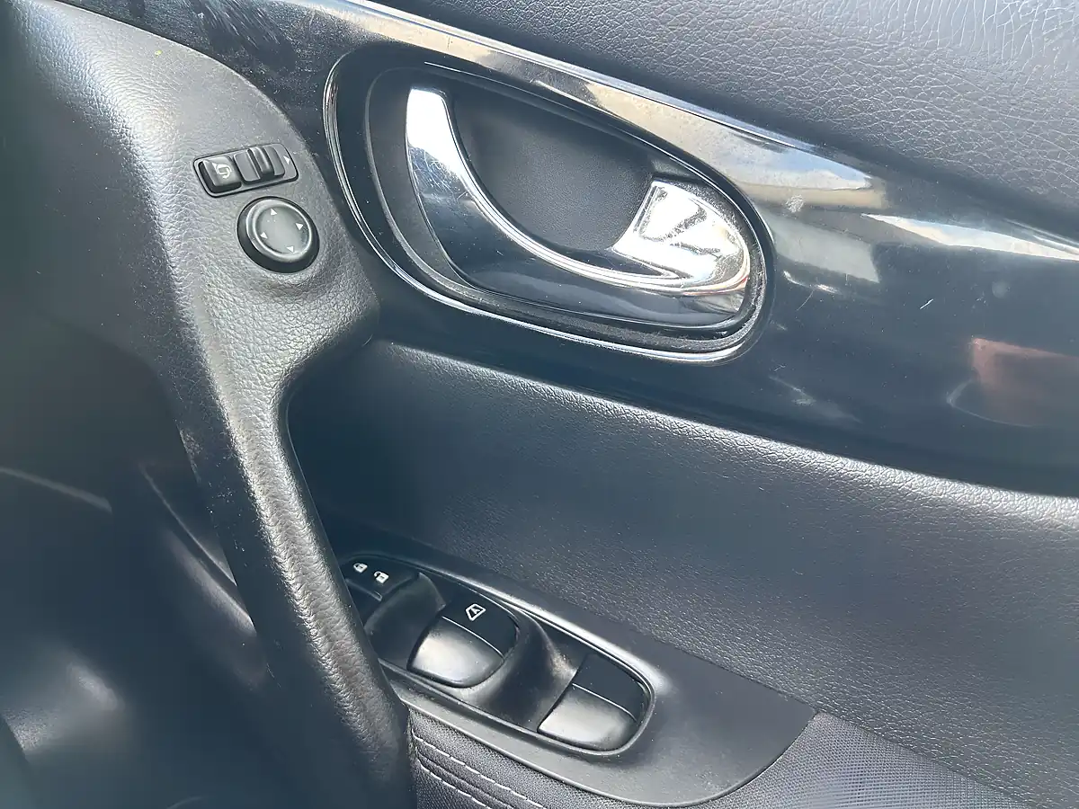Used 2015 Nissan Qashqai N-Tec+ Red - Interior and Exterior details 11