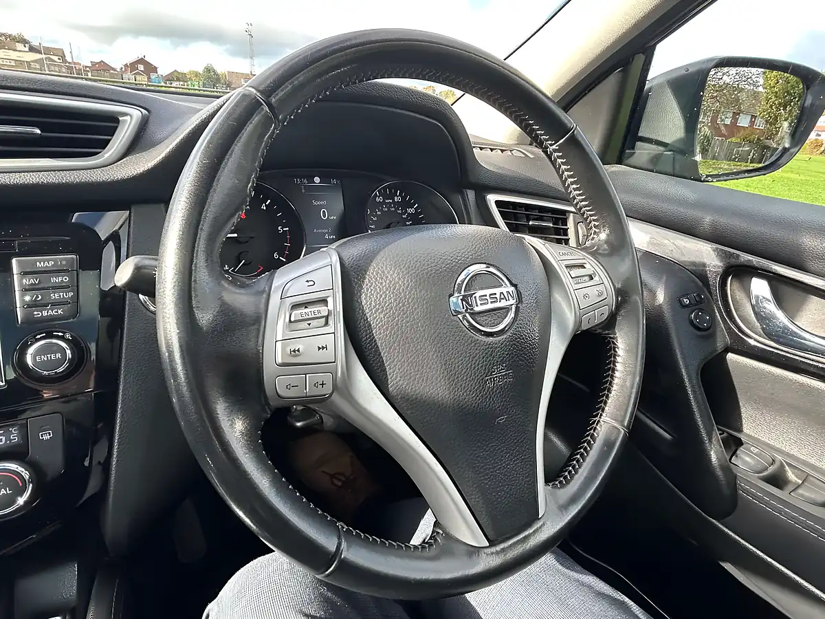 Used 2015 Nissan Qashqai N-Tec+ Red - Interior and Exterior details 14