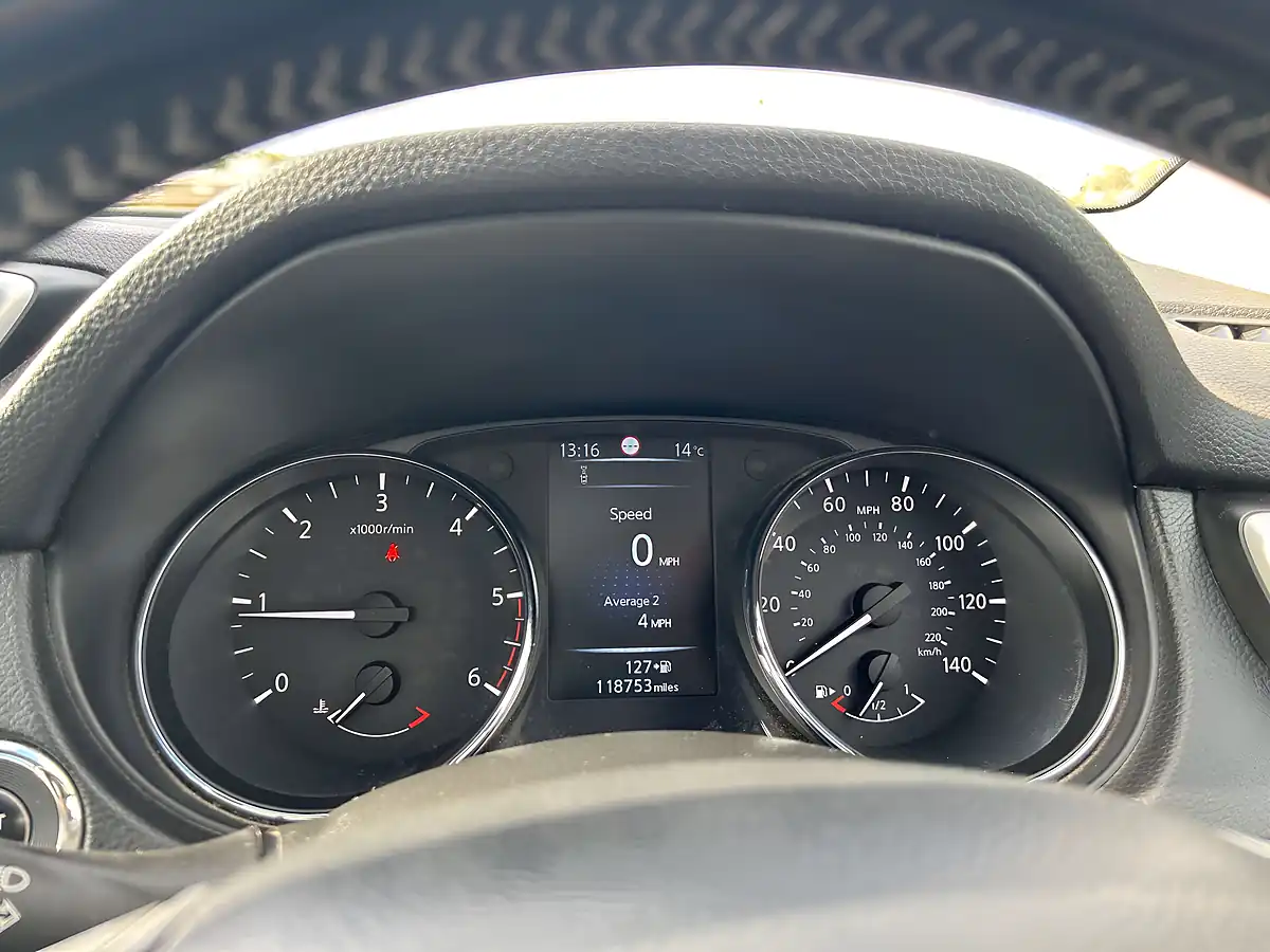 Used 2015 Nissan Qashqai N-Tec+ Red - Interior and Exterior details 15
