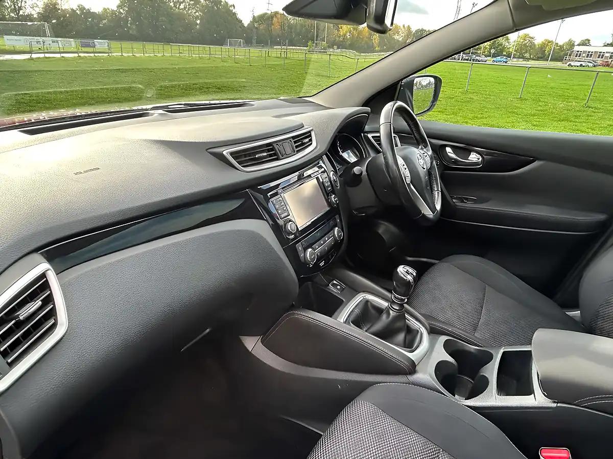Used 2015 Nissan Qashqai N-Tec+ Red - Interior and Exterior details 19