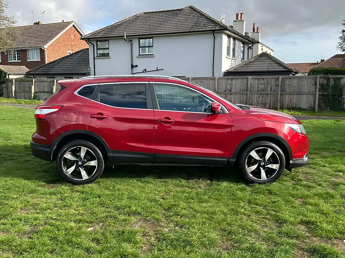 Used 2015 Nissan Qashqai N-Tec+ Red - Interior and Exterior details 4