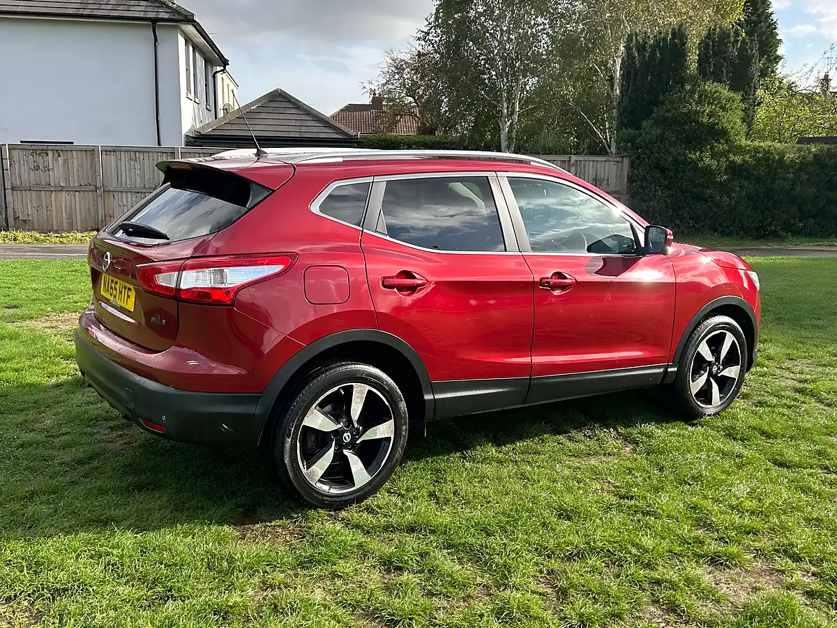 Used 2015 Nissan Qashqai N-Tec+ Red - Interior and Exterior details 5