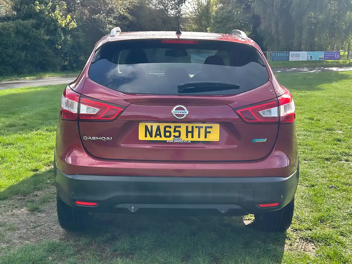 Used 2015 Nissan Qashqai N-Tec+ Red - Interior and Exterior details 6