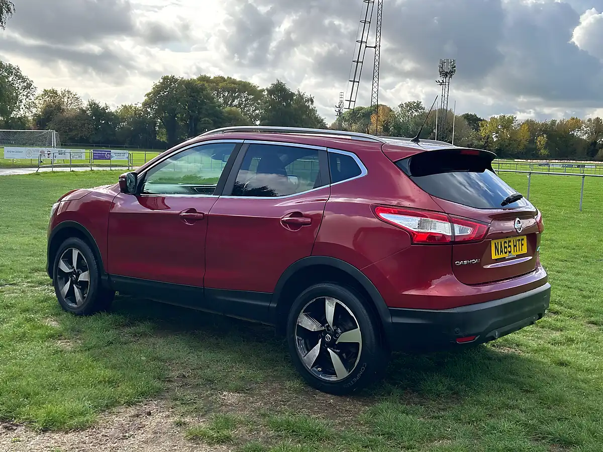Used 2015 Nissan Qashqai N-Tec+ Red - Interior and Exterior details 7