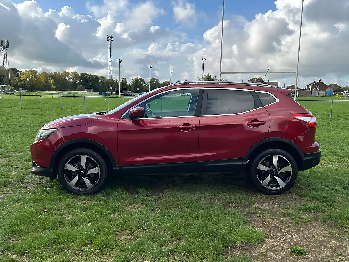 Used 2015 Nissan Qashqai N-Tec+ Red - Interior and Exterior details 8