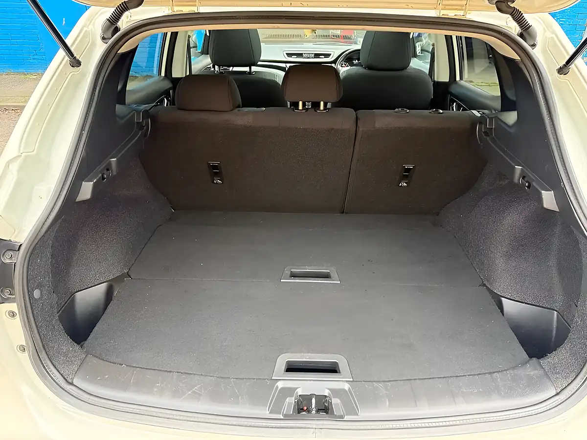 Used 2015 Nissan Qashqai N-Tec+ White - Interior and Exterior details 11