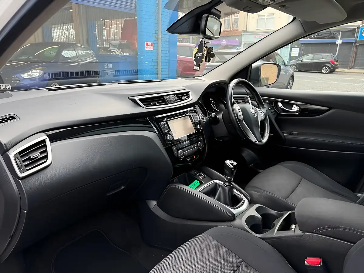 Used 2015 Nissan Qashqai N-Tec+ White - Interior and Exterior details 15