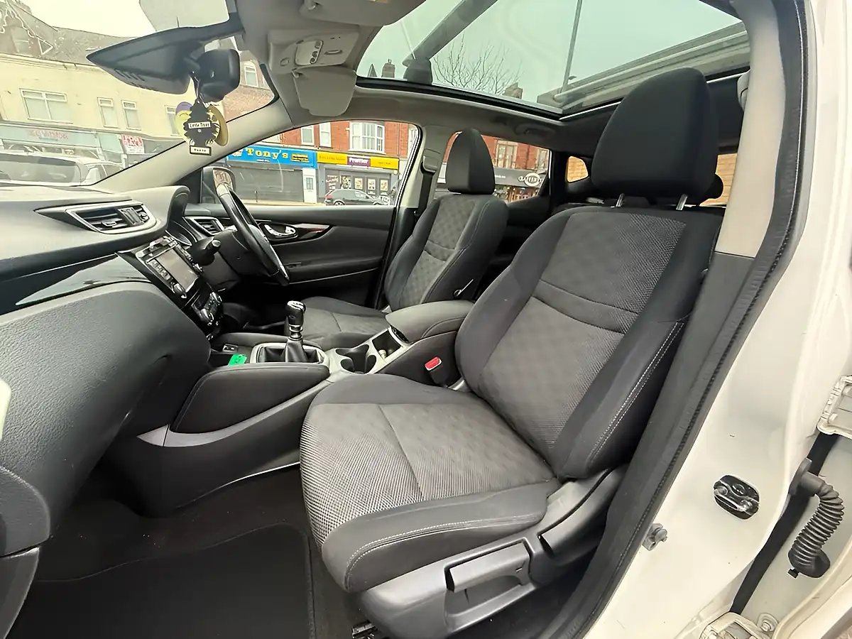 Used 2015 Nissan Qashqai N-Tec+ White - Interior and Exterior details 17