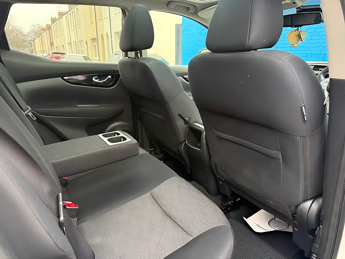 Used 2015 Nissan Qashqai N-Tec+ White - Interior and Exterior details 4