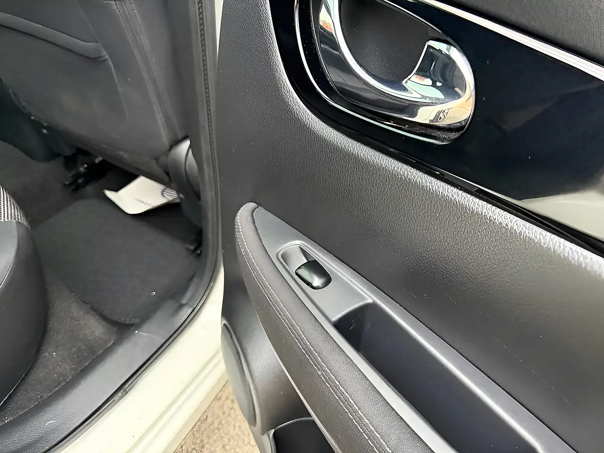 Used 2015 Nissan Qashqai N-Tec+ White - Interior and Exterior details 6