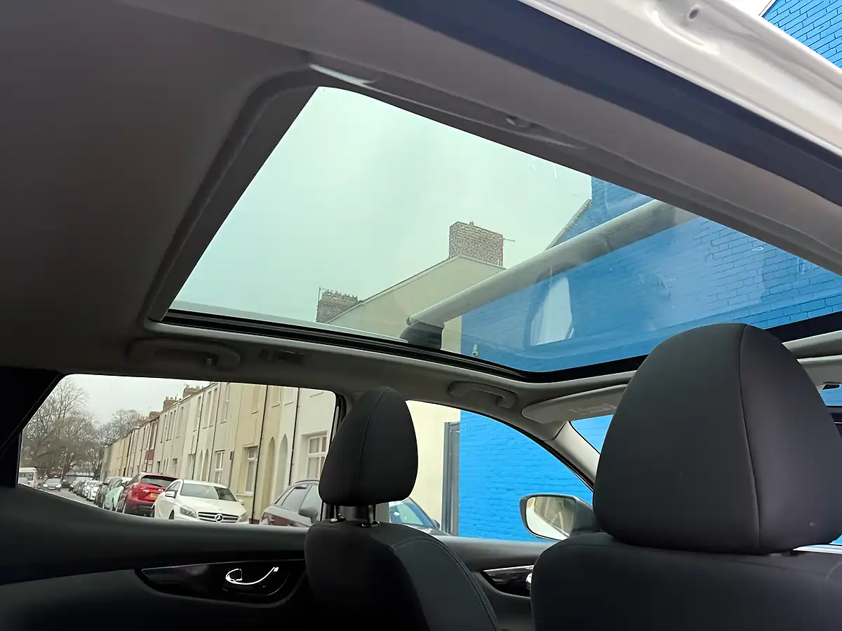 Used 2015 Nissan Qashqai N-Tec+ White - Interior and Exterior details 7