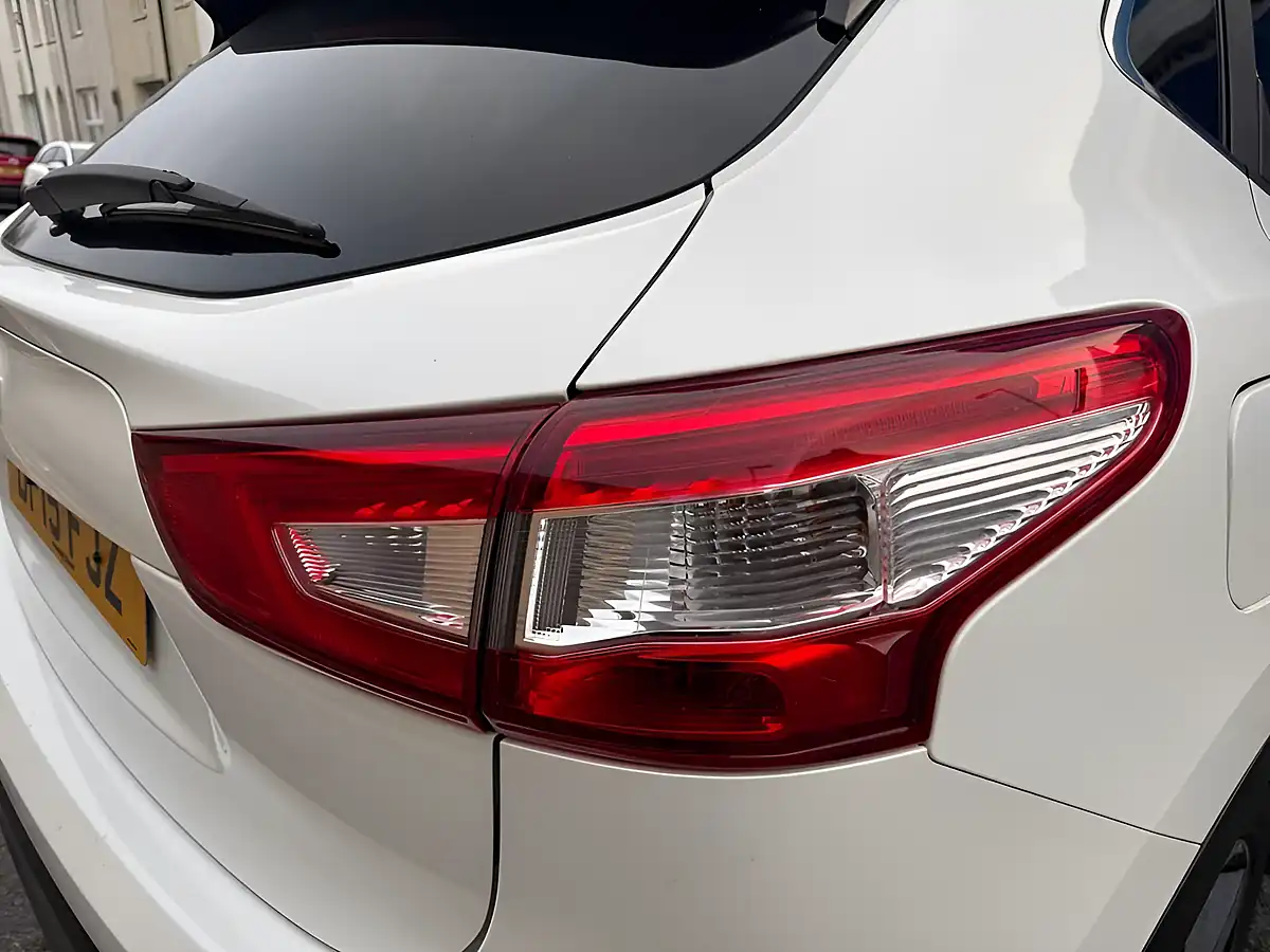 Used 2015 Nissan Qashqai N-Tec+ White - Interior and Exterior details 8