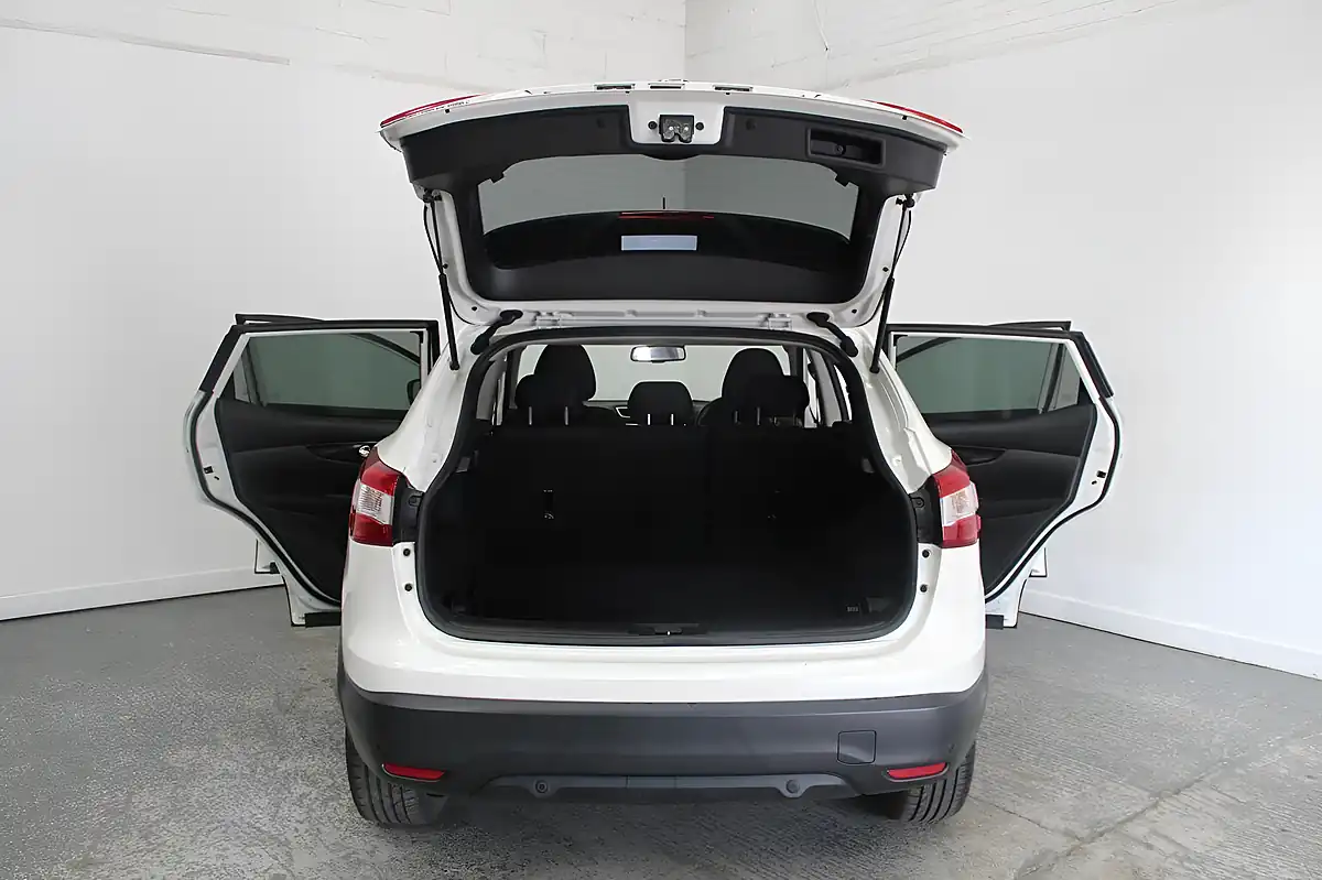 Used 2015 Nissan Qashqai N-Tec+ White - Interior and Exterior details 11