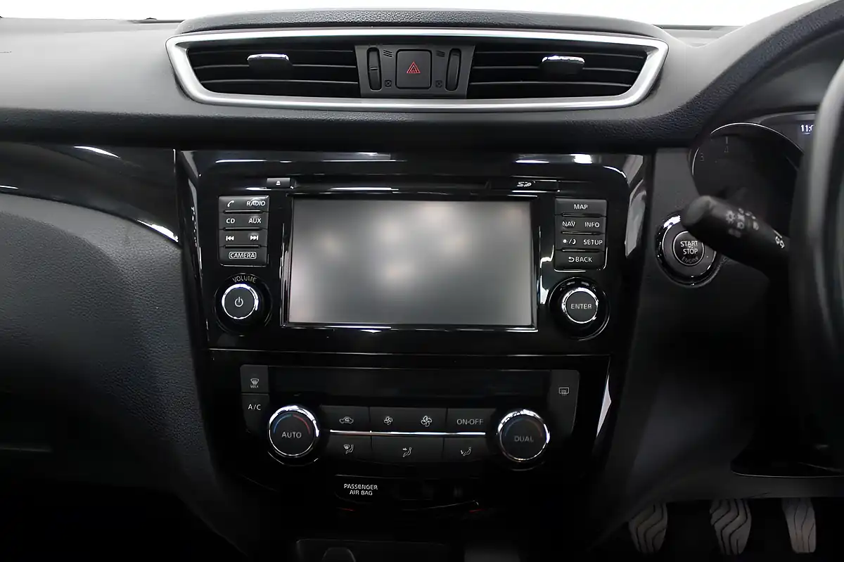 Used 2015 Nissan Qashqai N-Tec+ White - Interior and Exterior details 14