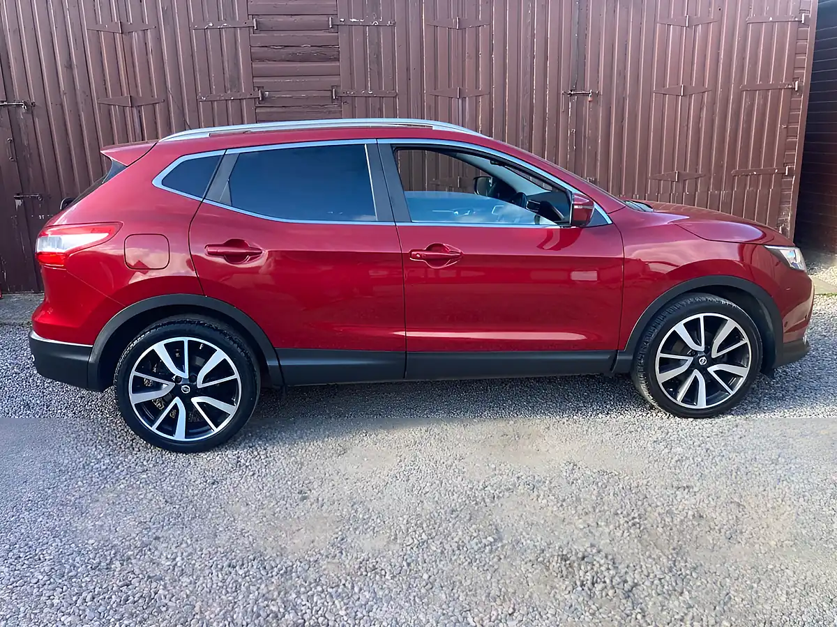 Used 2015 Nissan Qashqai Panoramic Roof Red - Interior and Exterior details 5