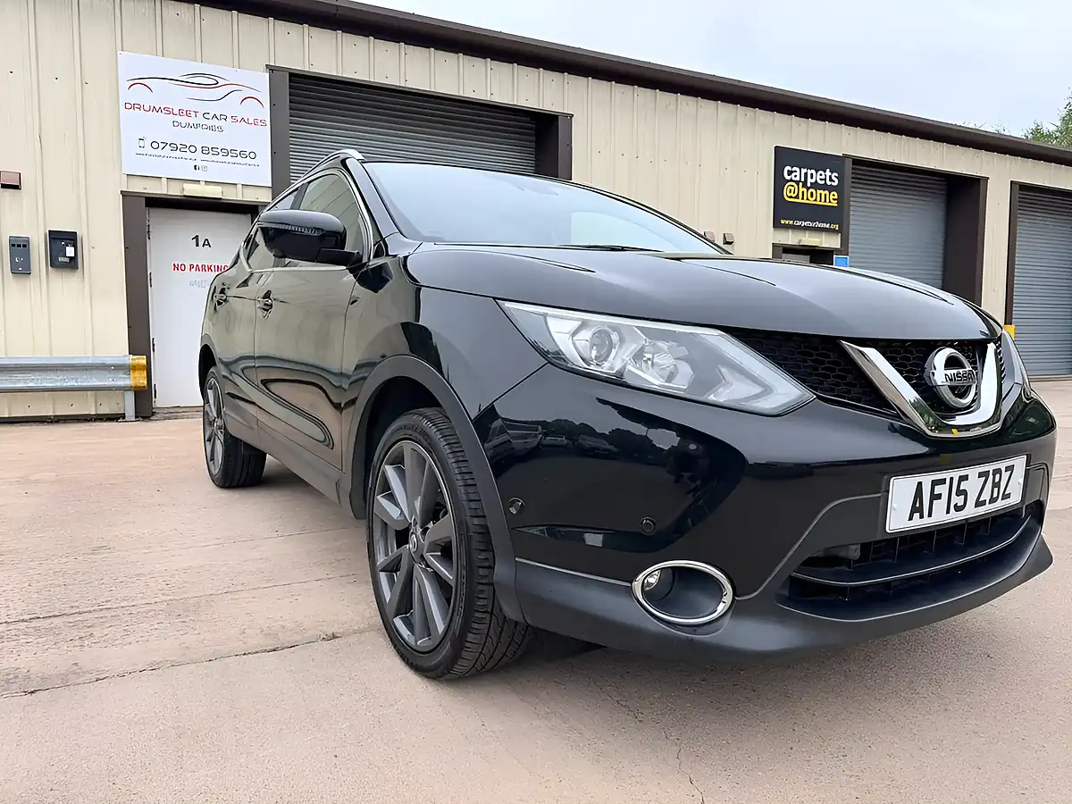 Used 2015 Nissan Qashqai Tekna Black - Front View