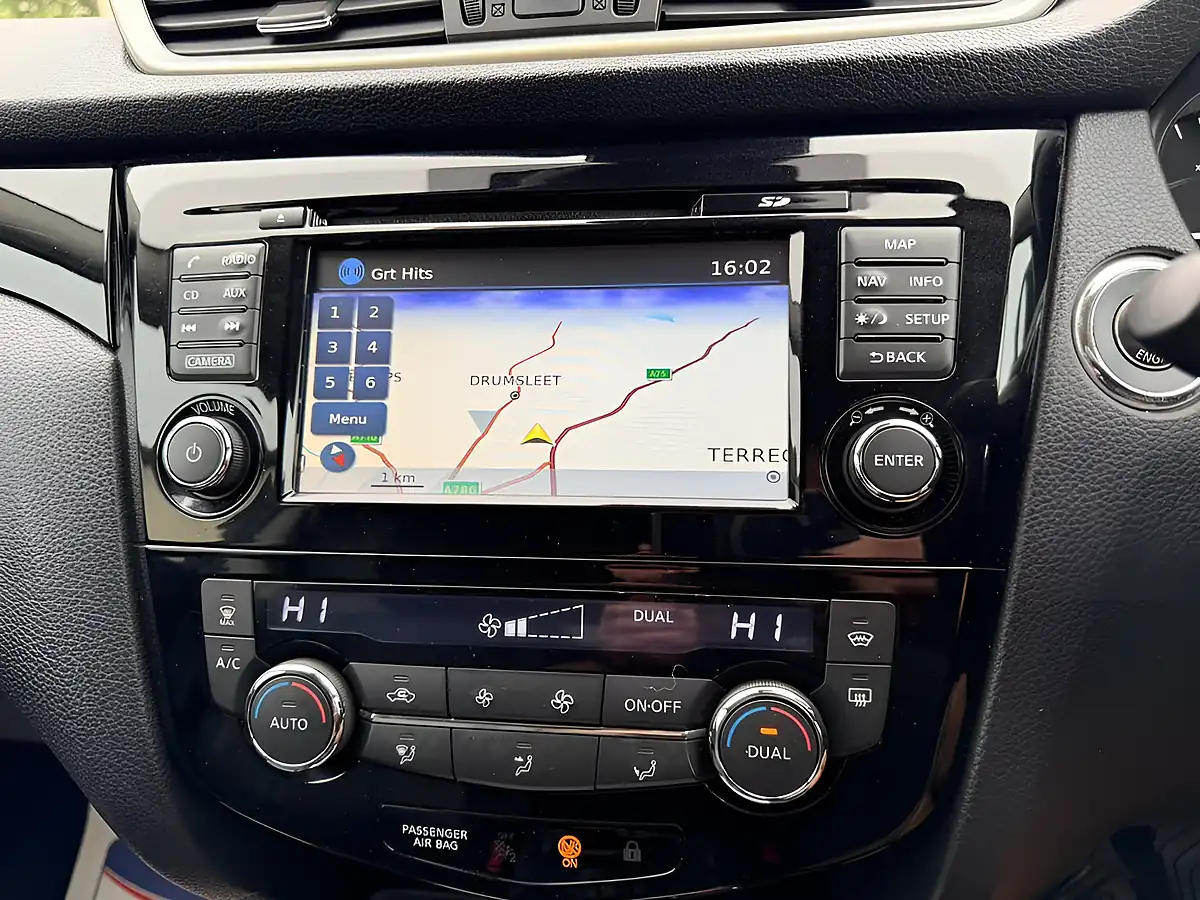 Used 2015 Nissan Qashqai Tekna Black - Interior and Exterior details 11