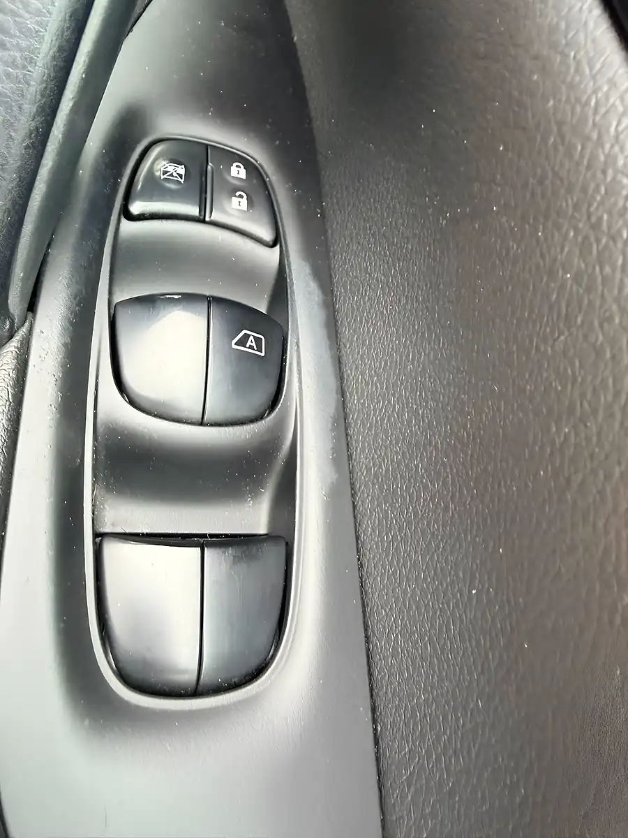 Used 2015 Nissan Qashqai Tekna Black - Interior and Exterior details 16