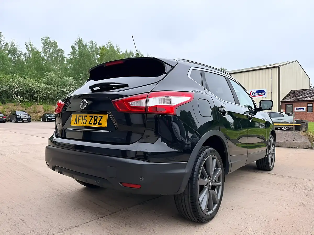 Used 2015 Nissan Qashqai Tekna Black - Interior and Exterior details 9