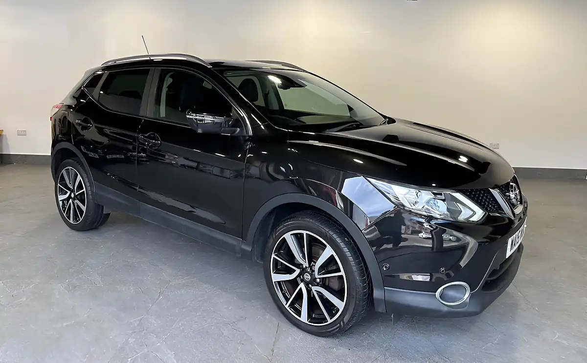 Used 2015 Nissan Qashqai Tekna Black - Front View