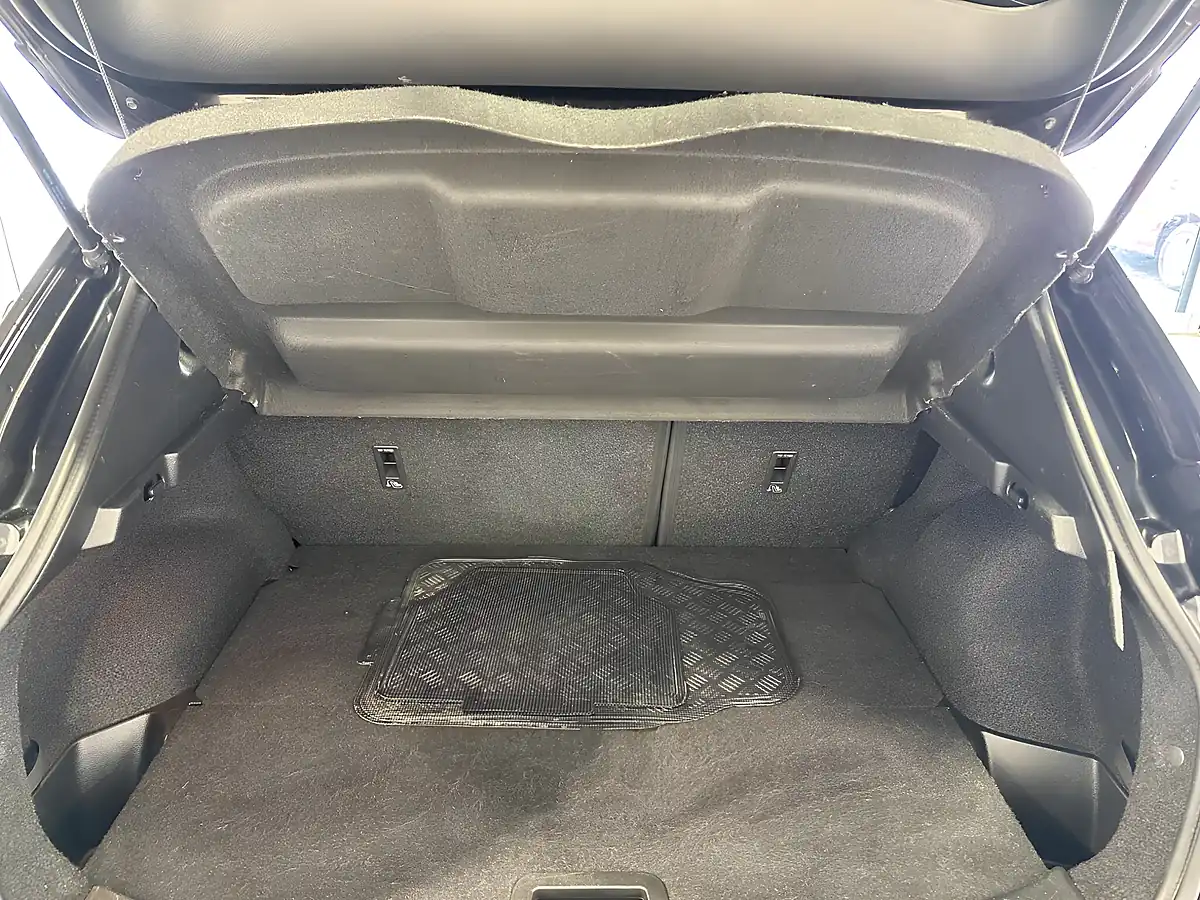Used 2015 Nissan Qashqai Tekna Black - Interior and Exterior details 14