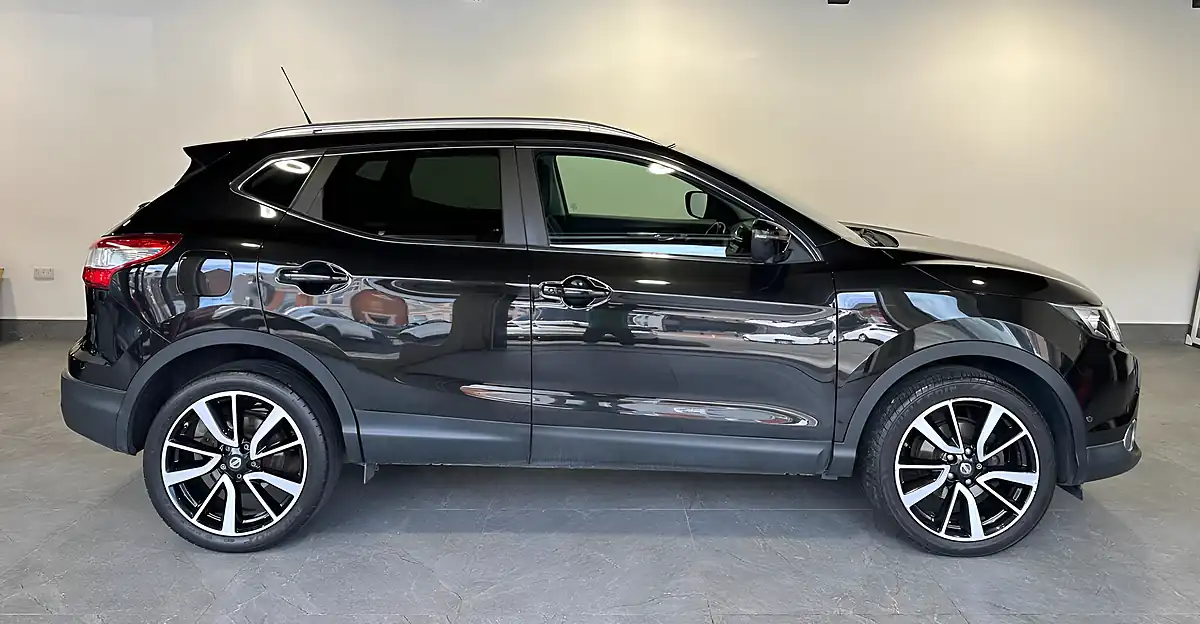 Used 2015 Nissan Qashqai Tekna Black - Interior and Exterior details 2