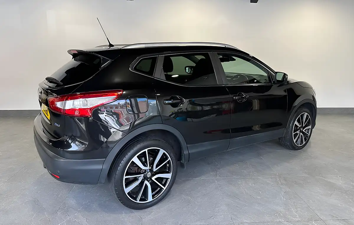 Used 2015 Nissan Qashqai Tekna Black - Interior and Exterior details 3
