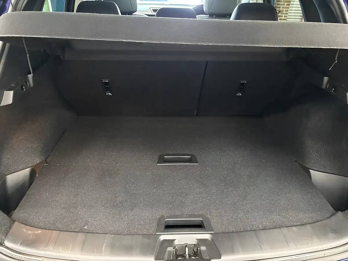 Used 2015 Nissan Qashqai Tekna Blue - Interior and Exterior details 11