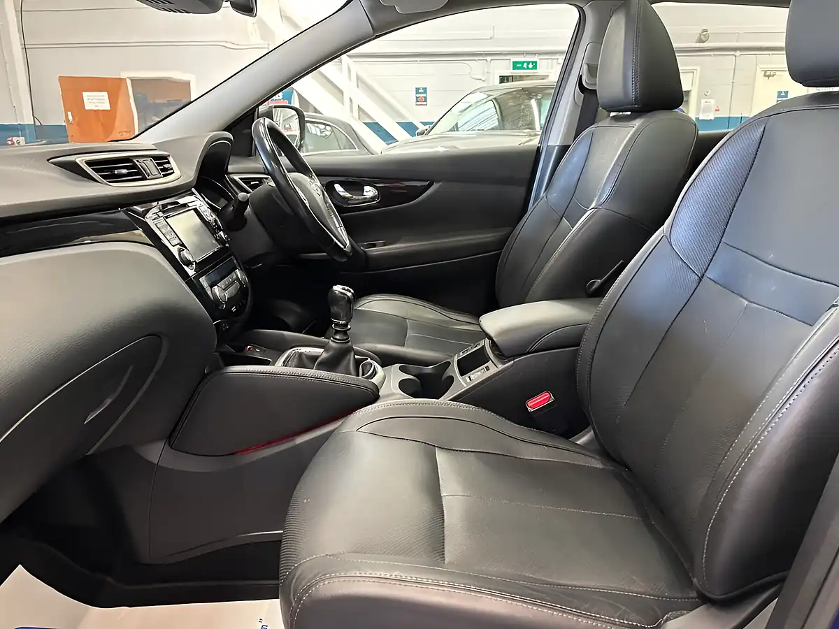 Used 2015 Nissan Qashqai Tekna Blue - Interior and Exterior details 12