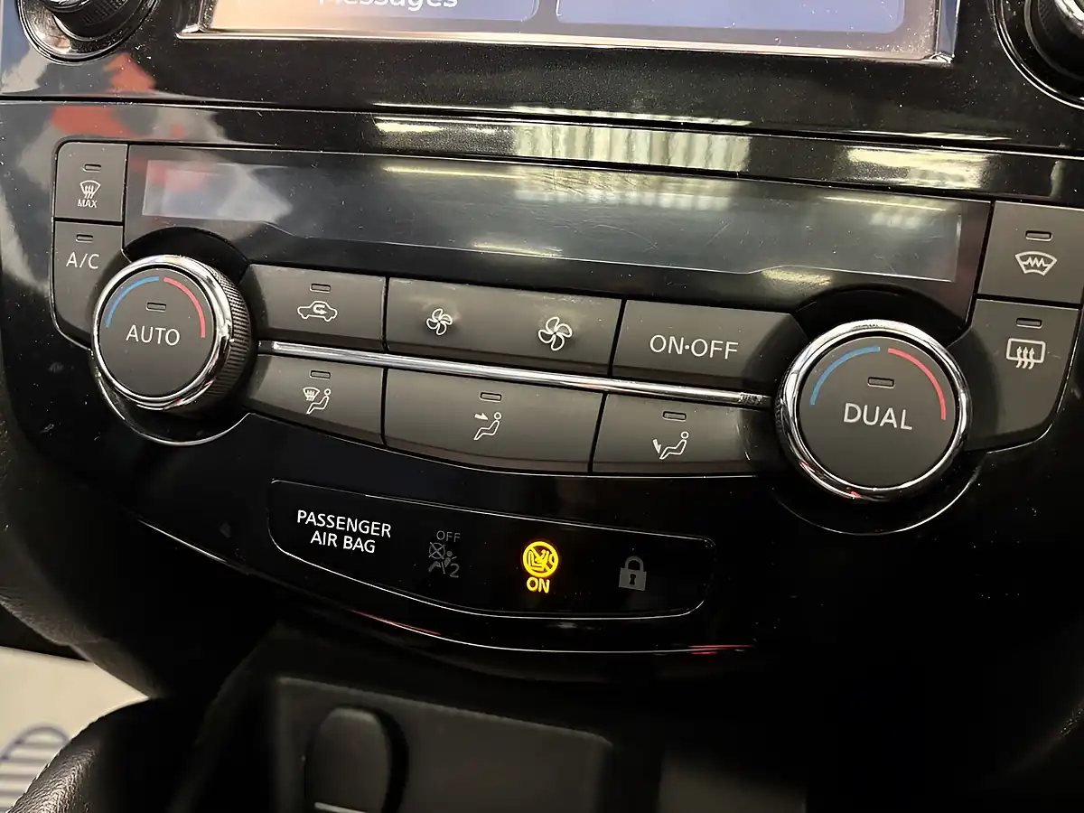 Used 2015 Nissan Qashqai Tekna Blue - Interior and Exterior details 14