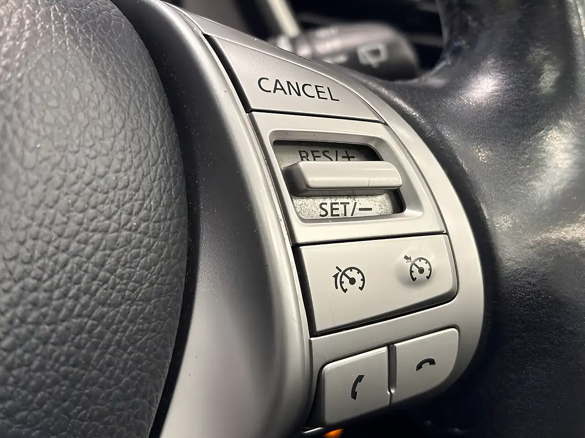 Used 2015 Nissan Qashqai Tekna Blue - Interior and Exterior details 15