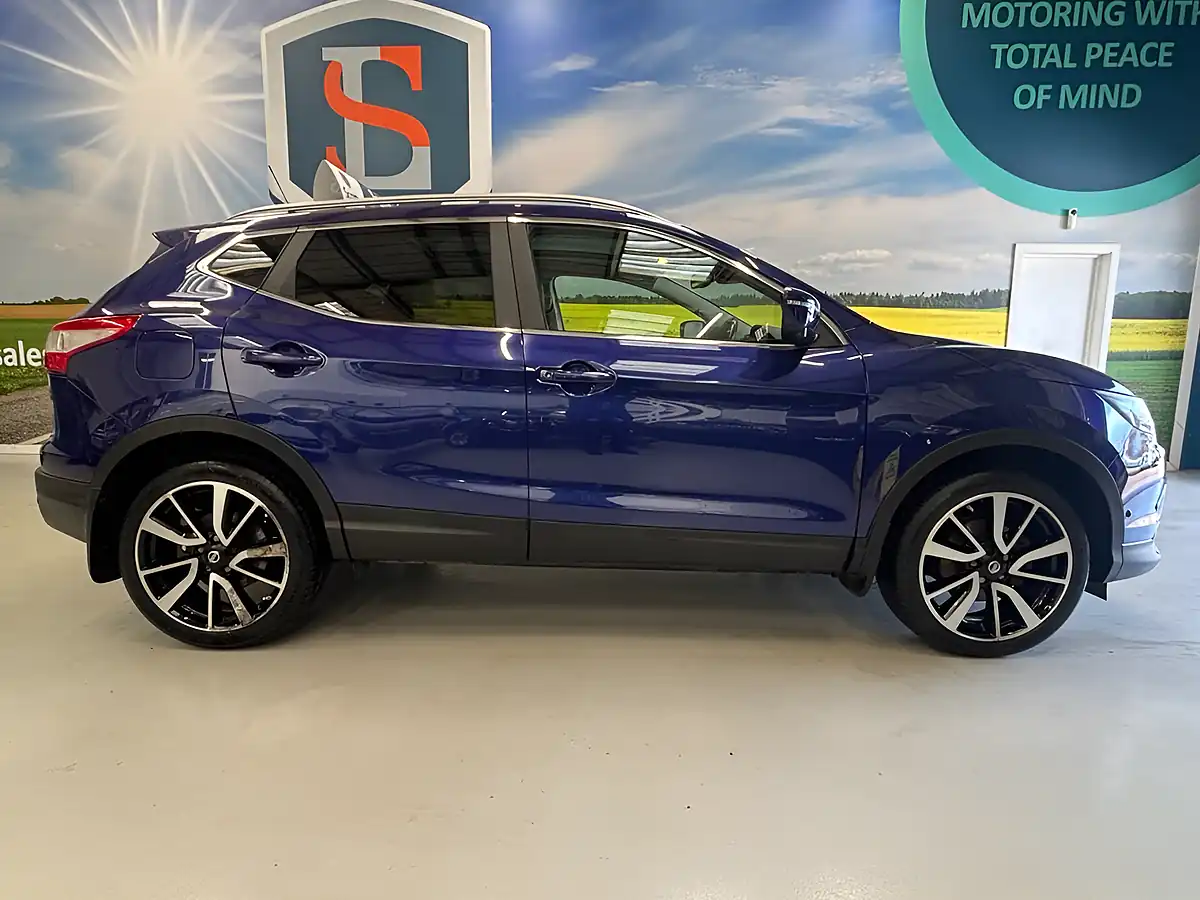 Used 2015 Nissan Qashqai Tekna Blue - Interior and Exterior details 4