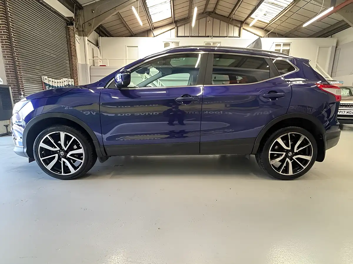 Used 2015 Nissan Qashqai Tekna Blue - Interior and Exterior details 8
