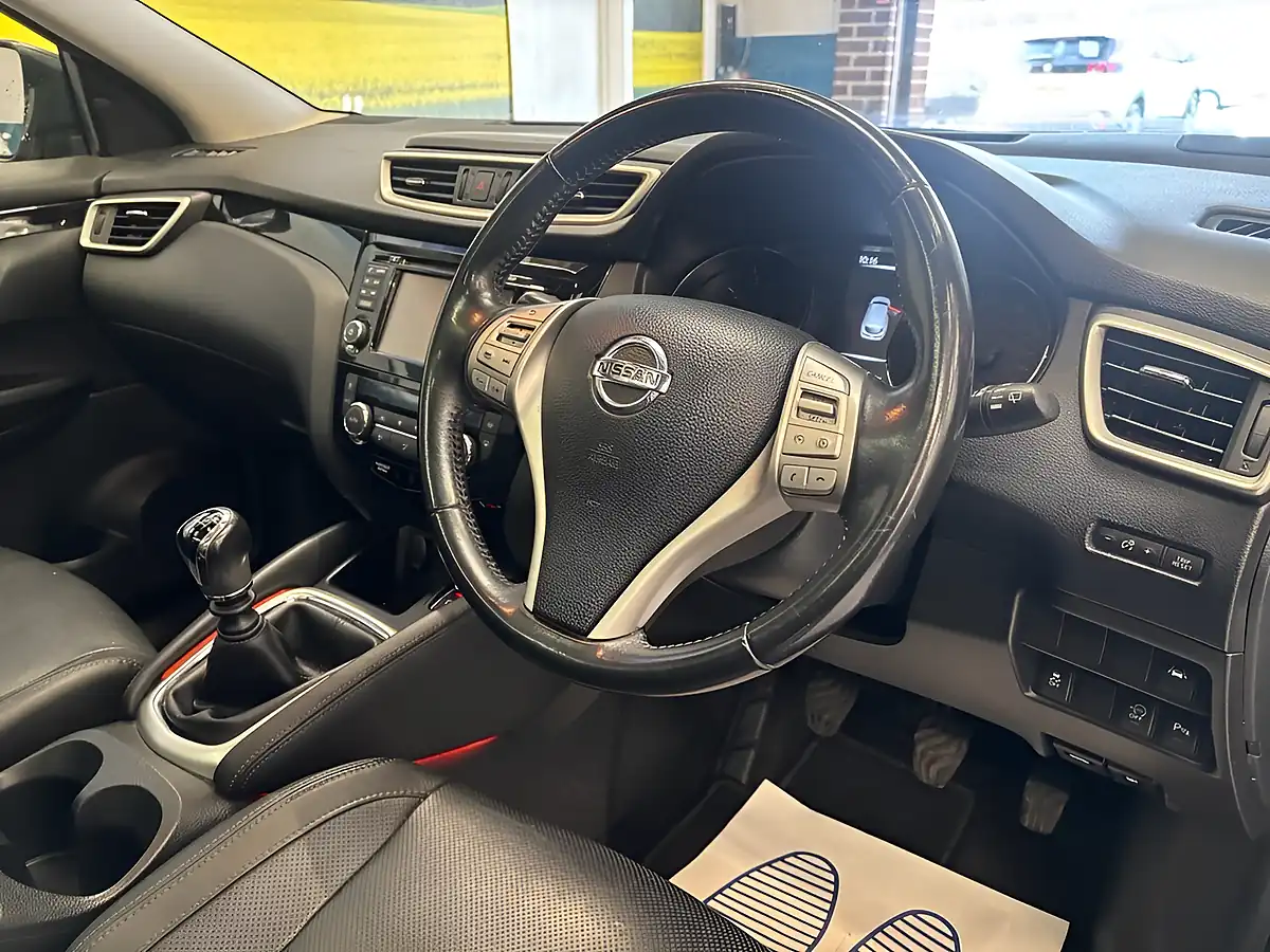 Used 2015 Nissan Qashqai Tekna Blue - Interior and Exterior details 9