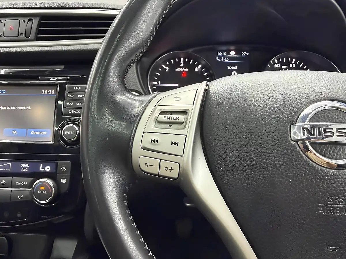 Used 2015 Nissan Qashqai Tekna Blue - Interior and Exterior details 19