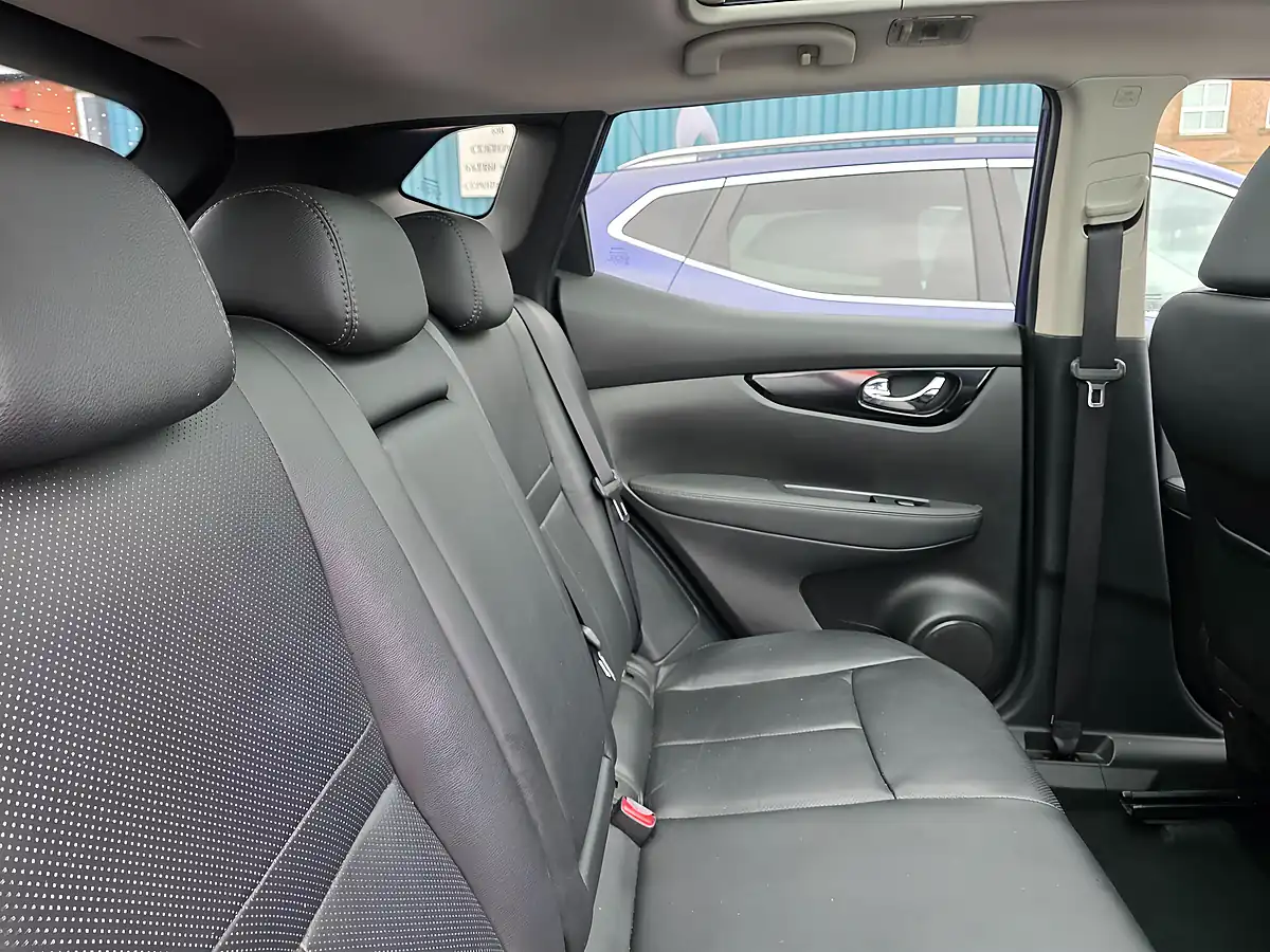 Used 2015 Nissan Qashqai Tekna Blue - Interior and Exterior details 11