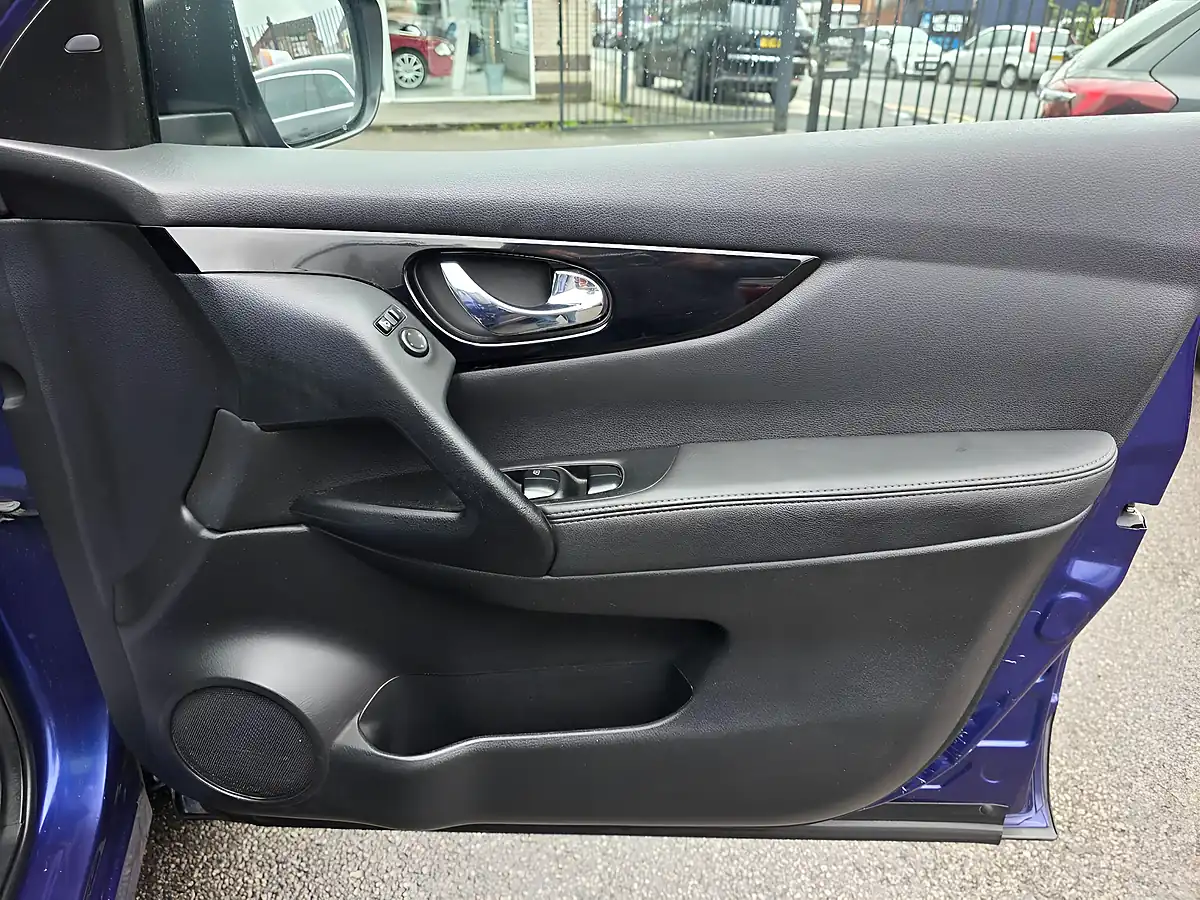 Used 2015 Nissan Qashqai Tekna Blue - Interior and Exterior details 13