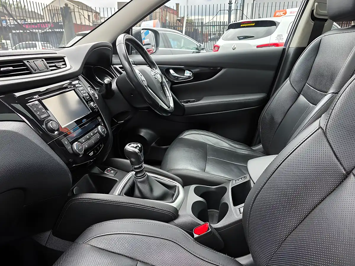 Used 2015 Nissan Qashqai Tekna Blue - Interior and Exterior details 16