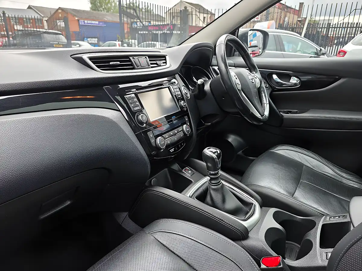 Used 2015 Nissan Qashqai Tekna Blue - Interior and Exterior details 8