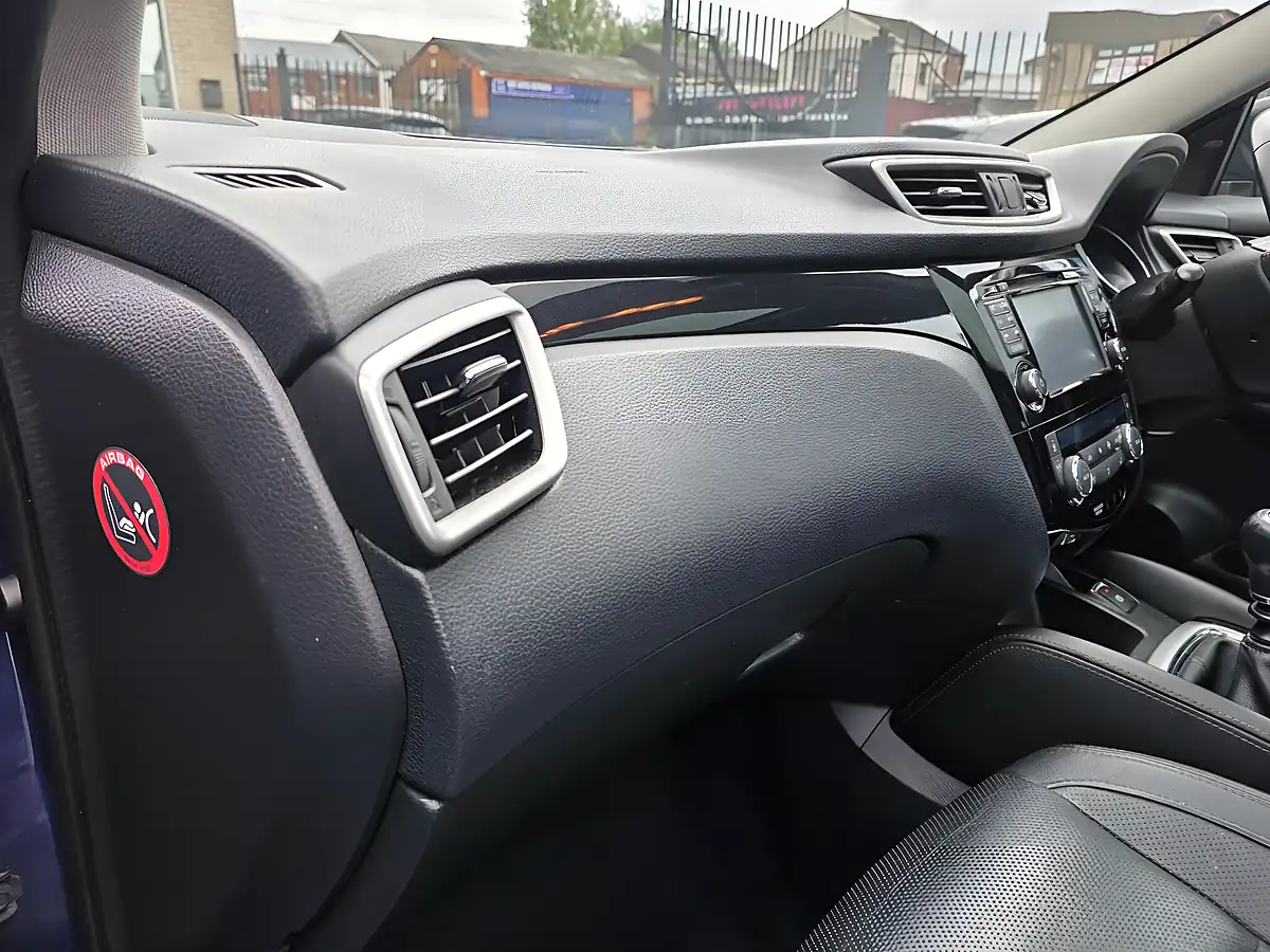 Used 2015 Nissan Qashqai Tekna Blue - Interior and Exterior details 9