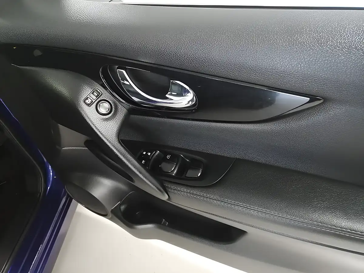 Used 2015 Nissan Qashqai Tekna Blue - Interior and Exterior details 16