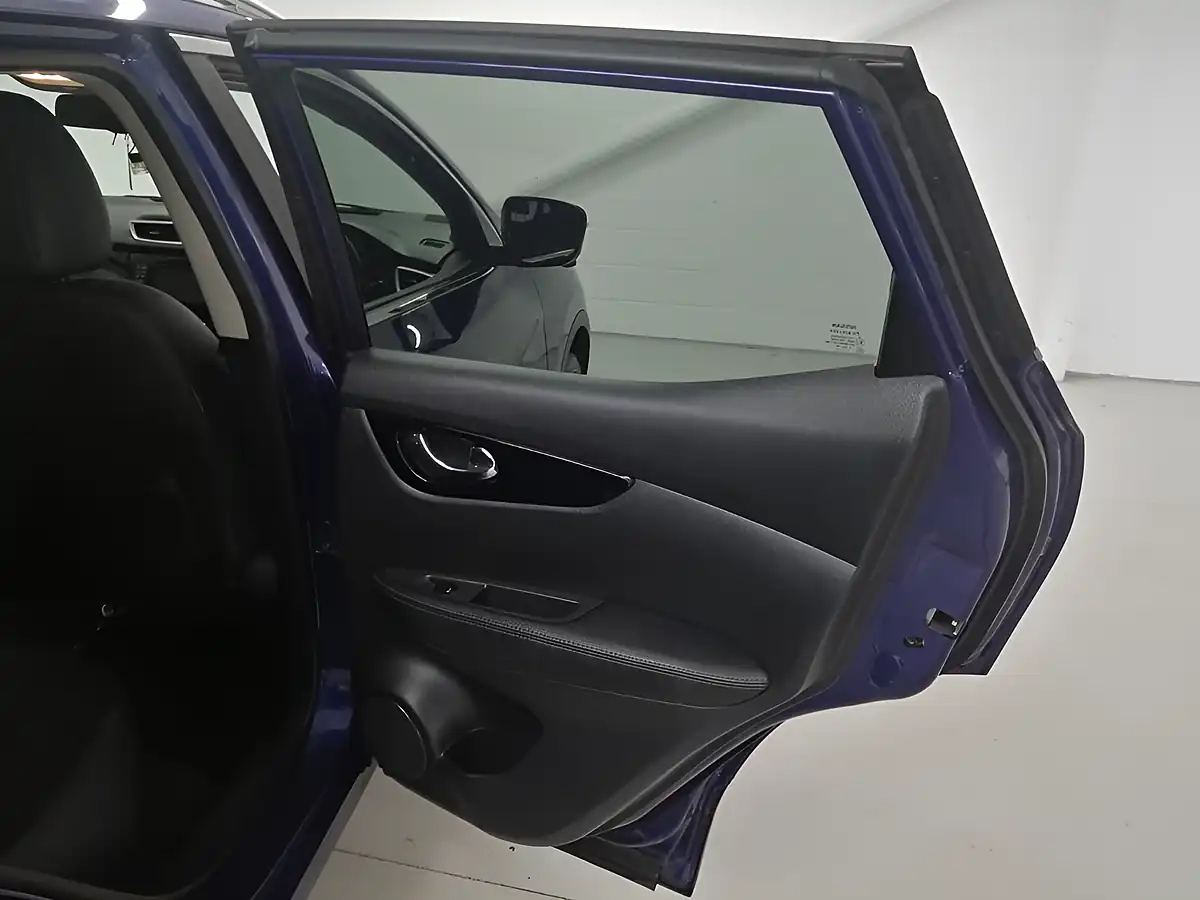 Used 2015 Nissan Qashqai Tekna Blue - Interior and Exterior details 17