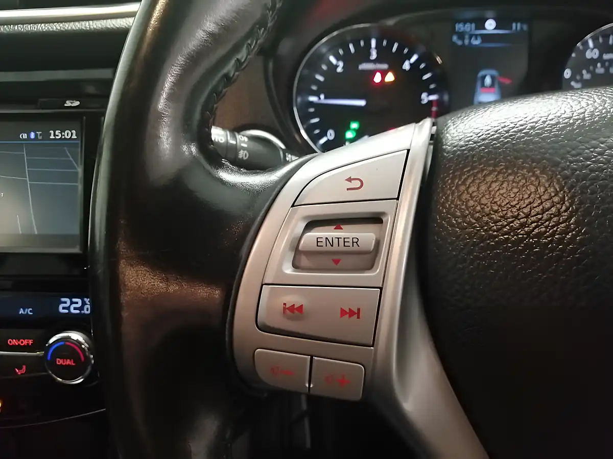 Used 2015 Nissan Qashqai Tekna Blue - Interior and Exterior details 8