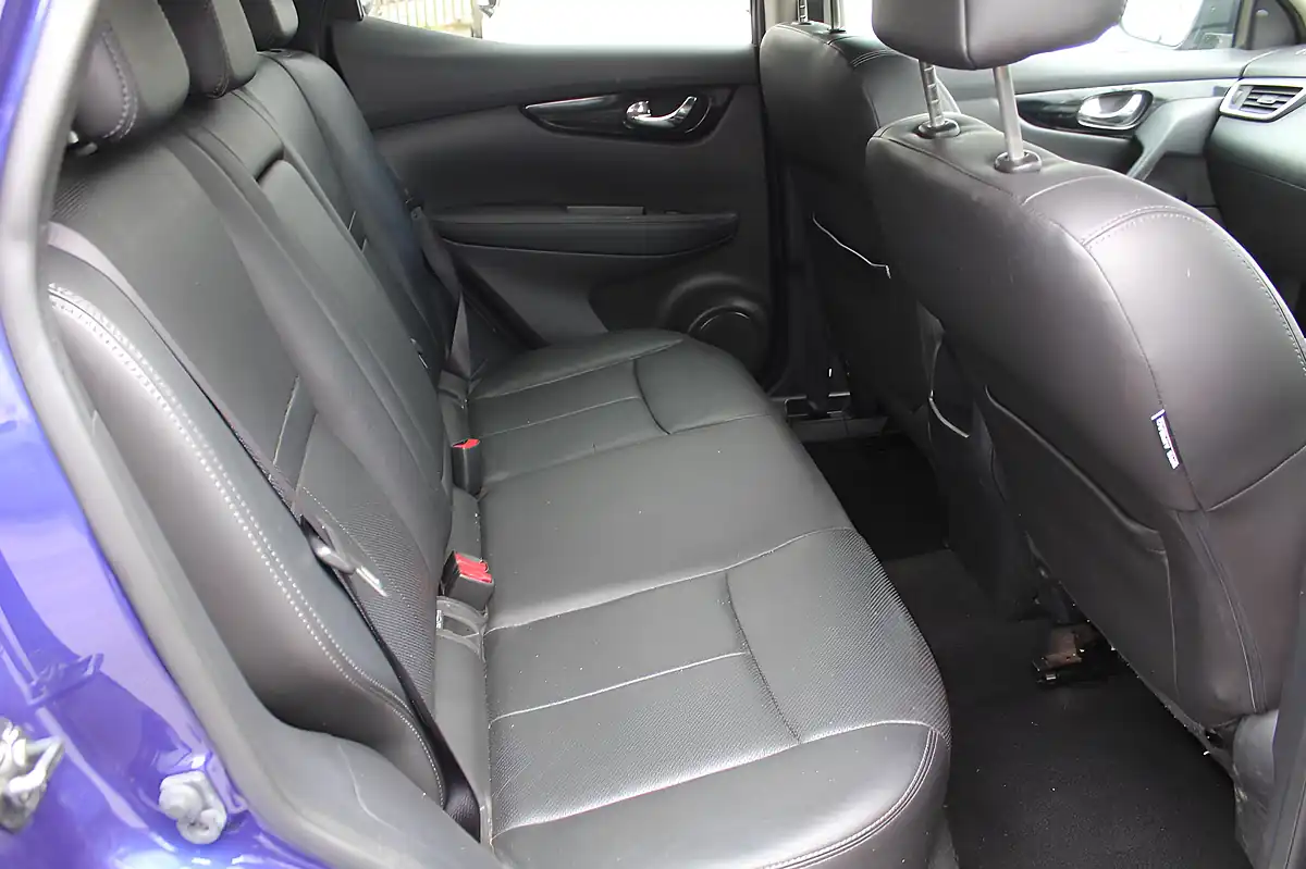 Used 2015 Nissan Qashqai Tekna Blue - Interior and Exterior details 16